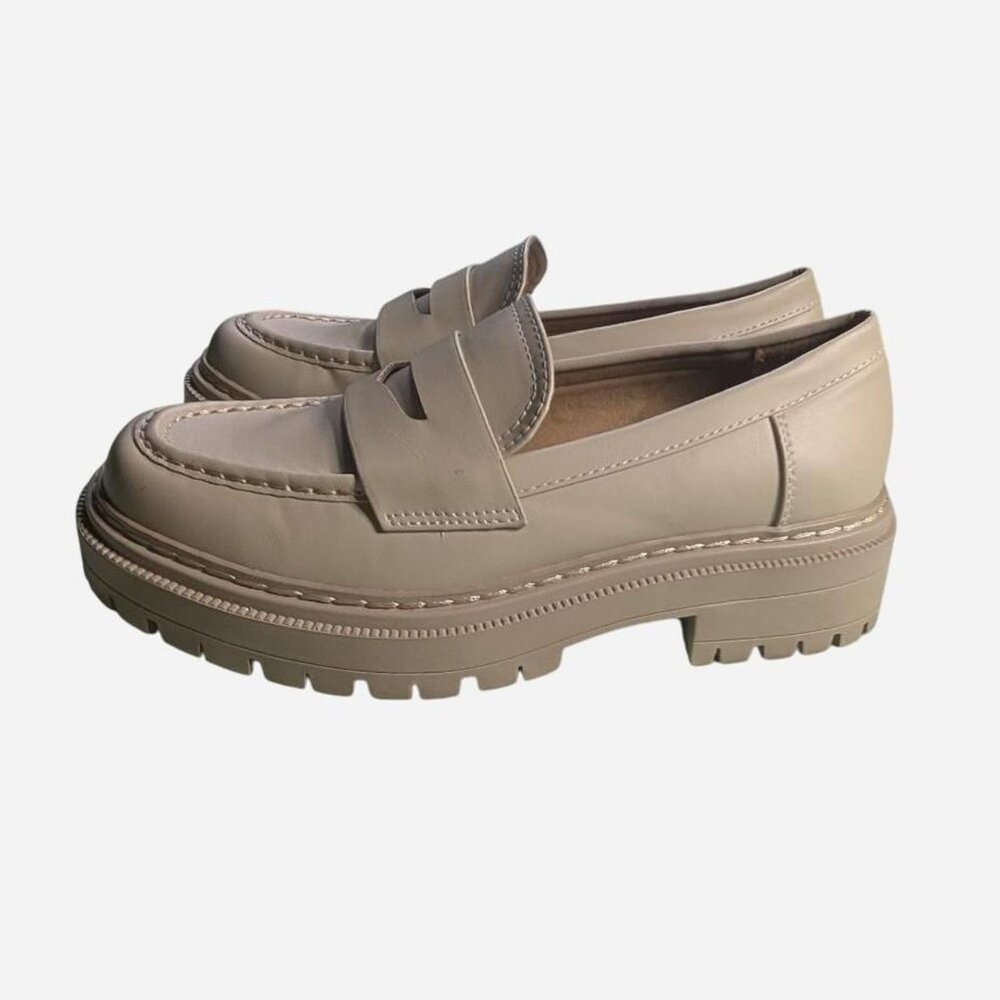 Cream tan chunky penny loafers with lug sole in size 9, narrow fit
